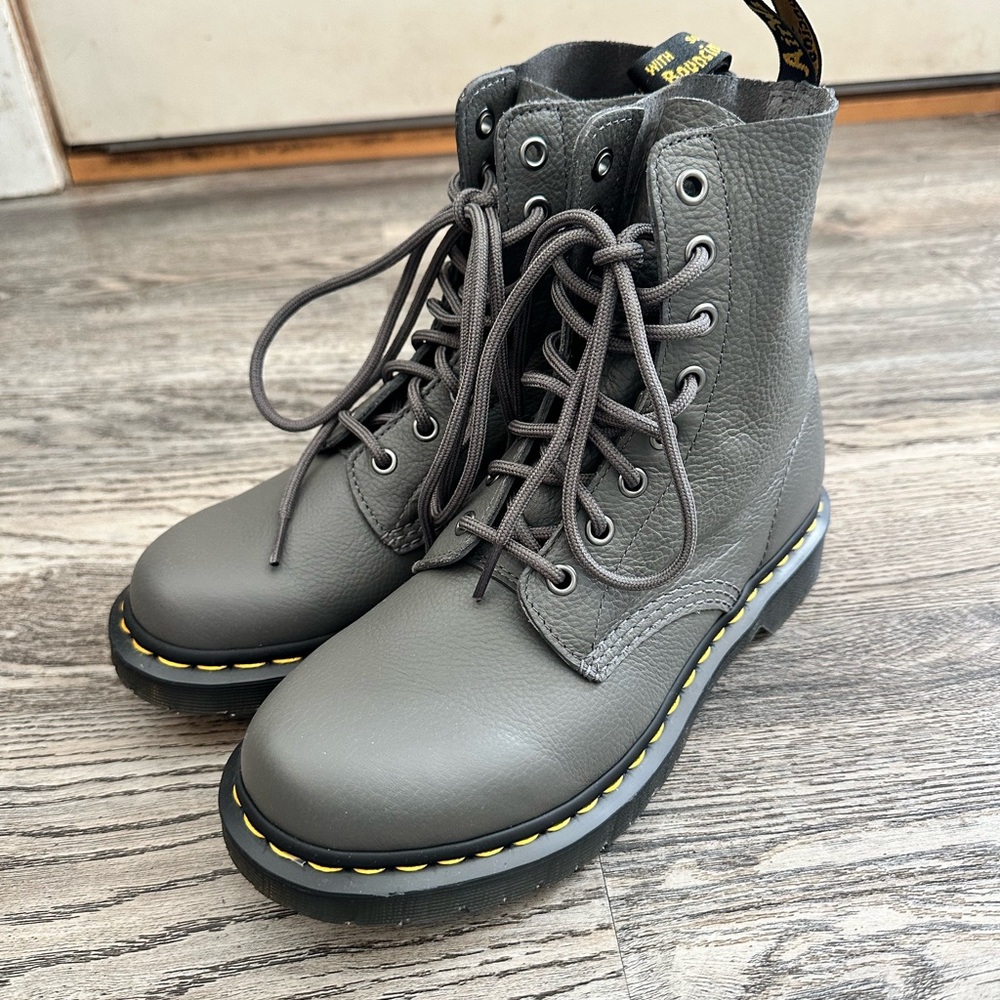 NWOT Doc Dr Marten 1460 Pascal Grey Lace Up Leather Boots Womens 8 / EU 39
